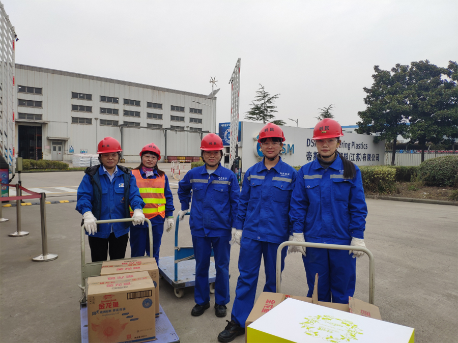 工廠、商務(wù)大樓、工業(yè)園區(qū)、私人企業(yè)、電影院、銀行、政府機(jī)關(guān)、學(xué)校、酒店娛樂(lè)場(chǎng)所等清潔外包服務(wù)