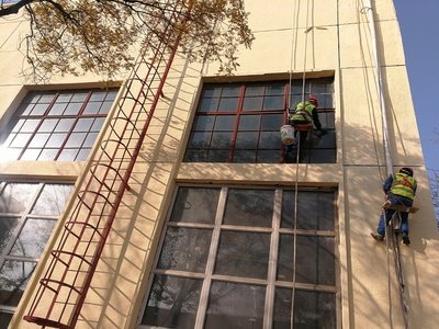 工廠、商務(wù)大樓、工業(yè)園區(qū)、私人企業(yè)、電影院、銀行、政府機(jī)關(guān)、學(xué)校、酒店娛樂(lè)場(chǎng)所等外墻清洗